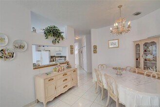 6789 SE Warwick Ln in Stuart, FL - Foto de edificio - Building Photo