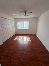 8023 Lake Dr, Unit 205 in Doral, FL - Foto de edificio - Building Photo