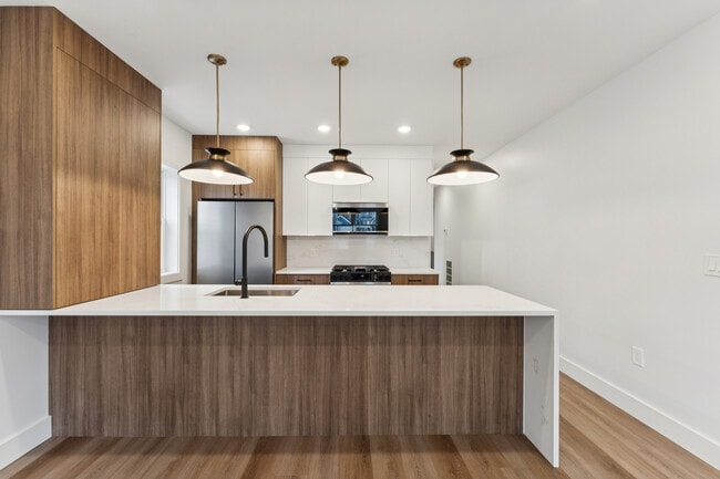 84 Hollywood Ave, Unit 1 in East Orange, NJ - Building Photo - Building Photo