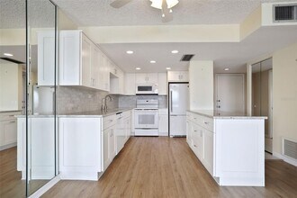 450 Treasure Island Causeway in Treasure Island, FL - Building Photo - Building Photo