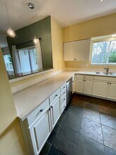Large 1BR with New Carpeting!!!! in Bellevue, WA - Foto de edificio - Building Photo