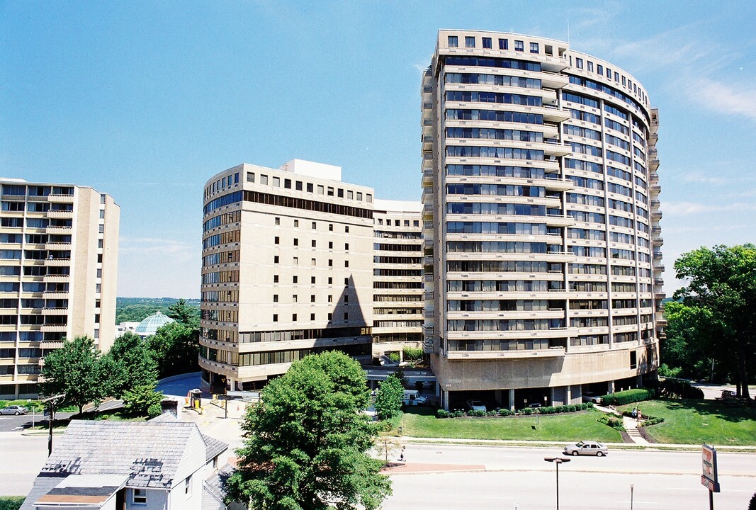 Hampton Plaza Apartments in Towson, MD - Building Photo