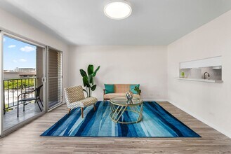 731 Amana St in Honolulu, HI - Foto de edificio - Building Photo