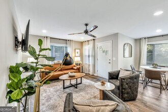 811 Old Powder Springs Rd SW in Mableton, GA - Foto de edificio - Building Photo