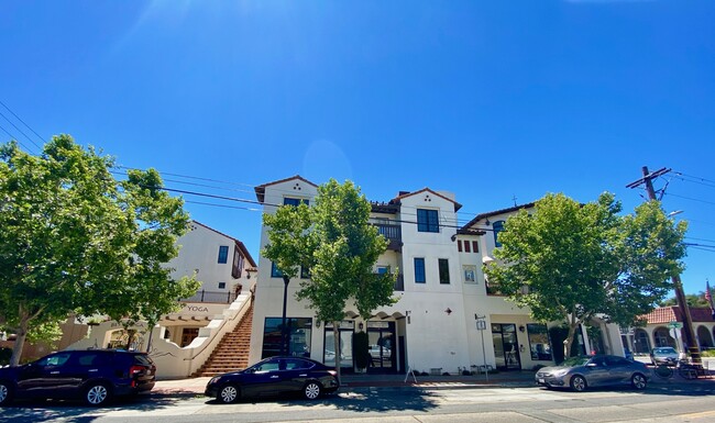 Del Rey Plaza in Gilroy, CA - Foto de edificio - Building Photo