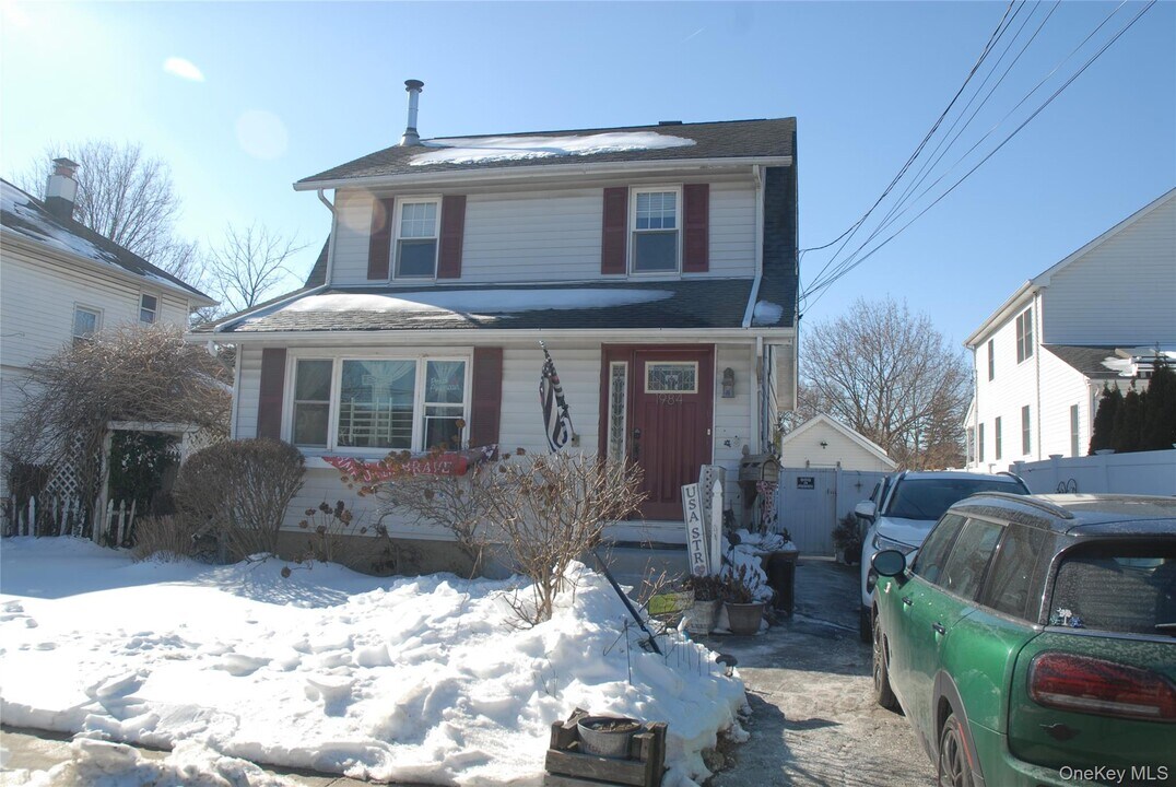 1984 Newbridge Rd in Bellmore, NY - Building Photo