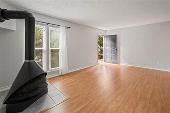 4020 Holland Ave in Dallas, TX - Foto de edificio - Building Photo