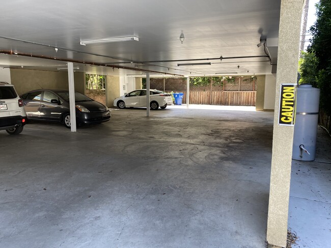 14352 Tiara St, Unit 3 in Van Nuys, CA - Building Photo - Building Photo