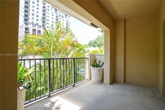 300 Majorca Ave in Coral Gables, FL - Foto de edificio - Building Photo