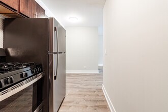 527 W Surf St, Unit 519 in Chicago, IL - Building Photo - Building Photo