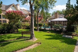 2425 Holly Hall St, Unit 31 in Houston, TX - Building Photo - Building Photo