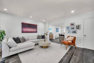 14238 Dickens St in Sherman Oaks, CA - Foto de edificio - Building Photo