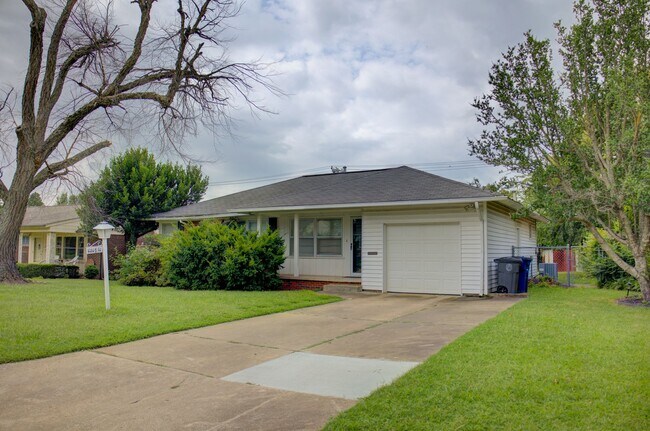 2242 S Florence Pl in Tulsa, OK - Foto de edificio - Building Photo