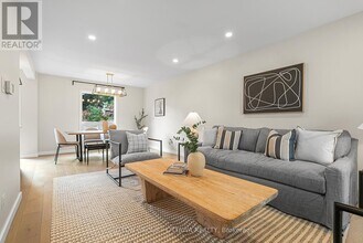 6651 Tooney Dr in Ottawa, ON - Building Photo - Building Photo