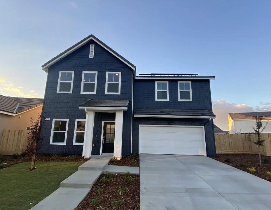 853 Blue Oak Lane W in Madera, CA - Building Photo