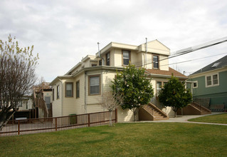 1812 E 24th St in Oakland, CA - Foto de edificio - Building Photo