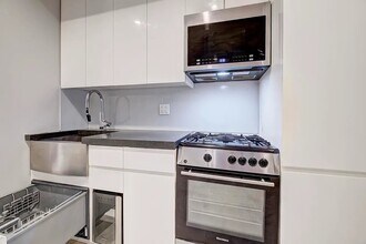 529 E 6th St, Unit 2B in New York, NY - Building Photo - Building Photo