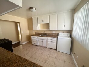 835 S Oaks Ave in Ontario, CA - Foto de edificio - Building Photo