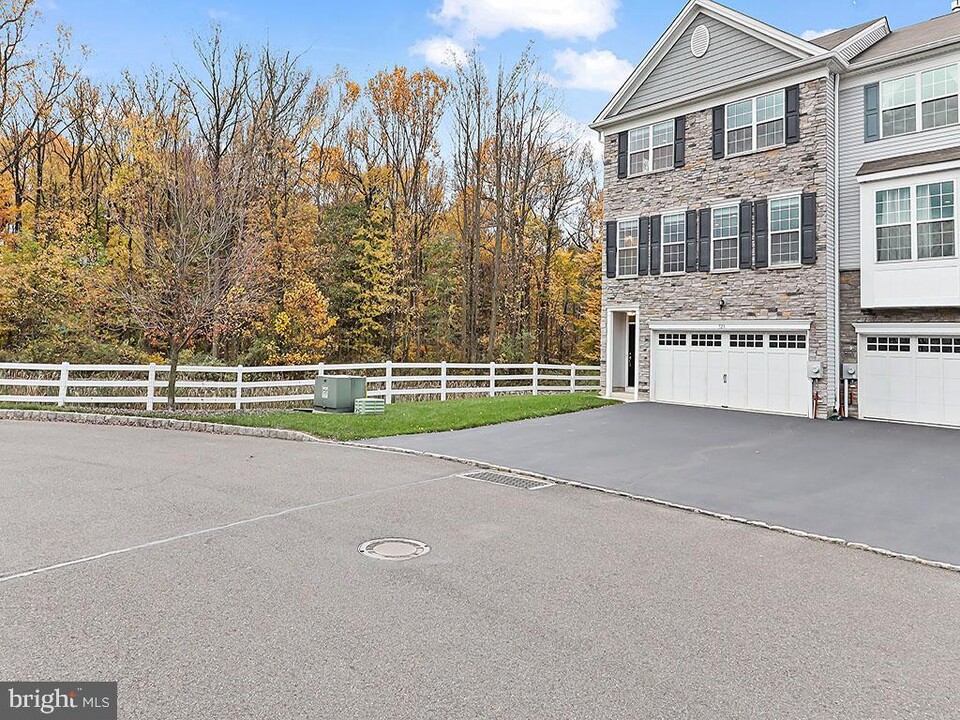 523 Chestnut Ct in Langhorne, PA - Building Photo