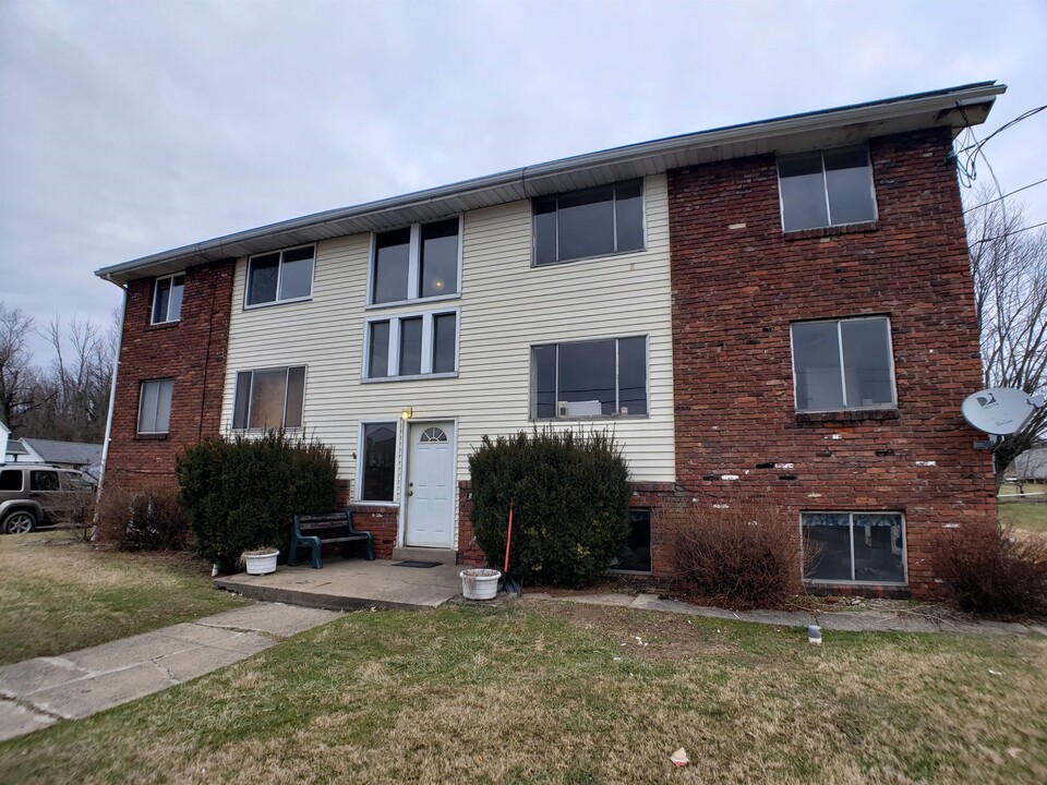 2144 Raymond Ave-Unit -G in Latrobe, PA - Building Photo