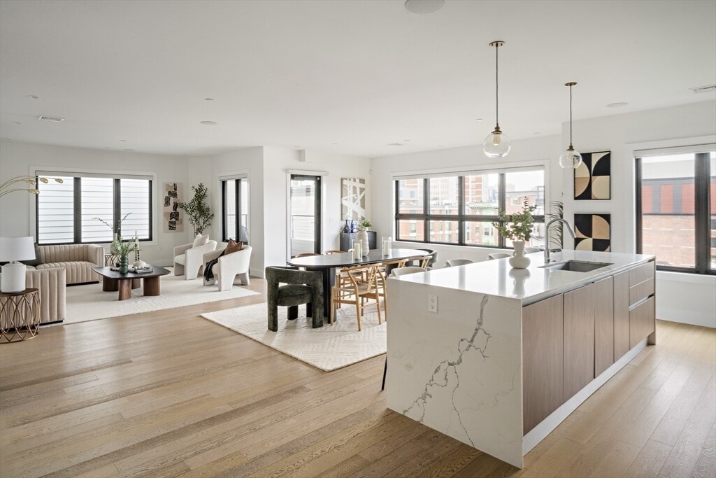 51 Silver St in Boston, MA - Building Photo