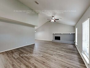 1702 Pleasant Trail in Euless, TX - Foto de edificio - Building Photo