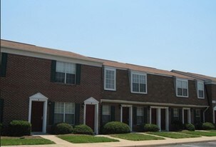 Campostella Commons in Chesapeake, VA - Building Photo