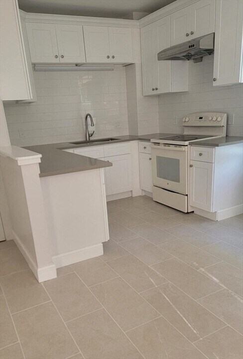 27 Brooks Ave in Quincy, MA - Building Photo