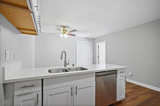 8601 International Ave, Unit 122 in Canoga Park, CA - Building Photo - Building Photo