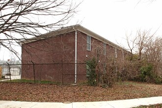 3220 Commander Dr in Louisville, KY - Foto de edificio - Building Photo