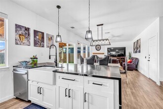 11511 Marshall St in Manor, TX - Foto de edificio - Building Photo