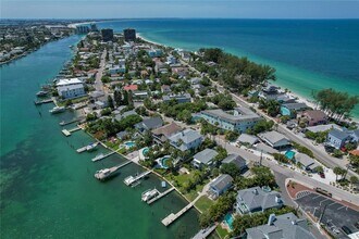 8441 Bayshore Dr in Treasure Island, FL - Building Photo - Building Photo