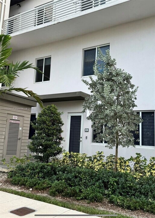 10270 NW 66th St in Doral, FL - Building Photo