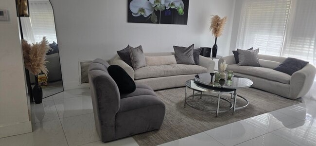 896 SW 64th Terrace in North Lauderdale, FL - Foto de edificio - Building Photo