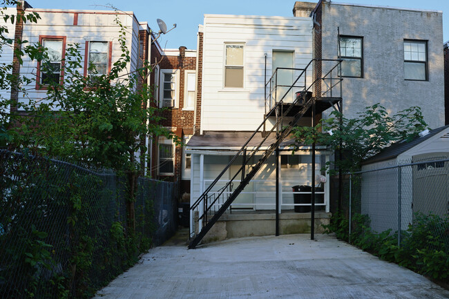 32 S 53rd St, Unit Modern PHL Apartment in Philadelphia, PA - Foto de edificio - Building Photo