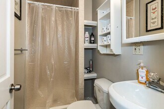 44 Grove St, Unit 4 in Boston, MA - Foto de edificio - Building Photo