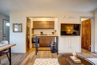 407 S 94th Pl in Milwaukee, WI - Foto de edificio - Building Photo