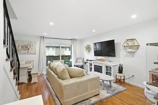 382 Knapps Hwy in Fairfield, CT - Building Photo