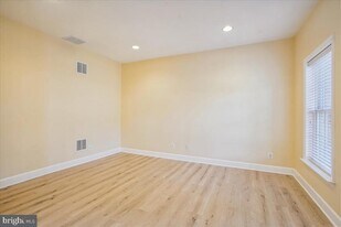 2481 Walnut Rocker Ln in Herndon, VA - Building Photo