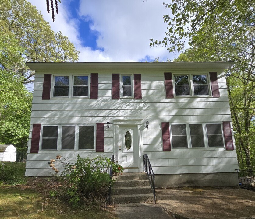 10 Nutmeg Dr in Ledyard, CT - Building Photo