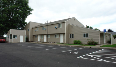 Park Avenue Apartments in Woodburn, OR - Building Photo - Building Photo