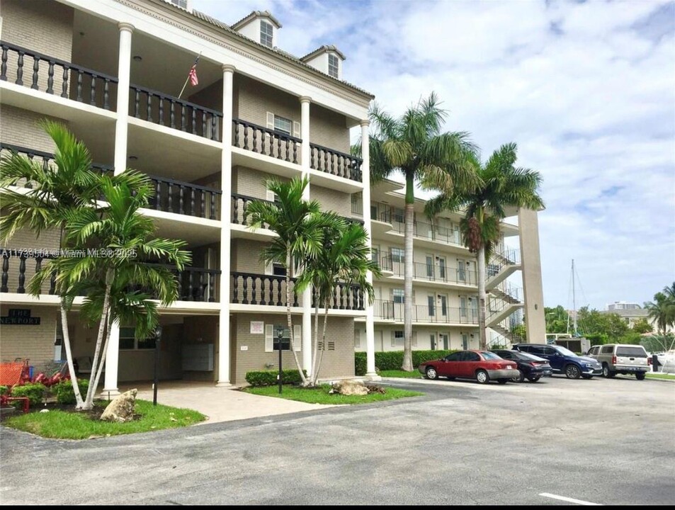 440 Paradise Isle Blvd in Hallandale Beach, FL - Building Photo