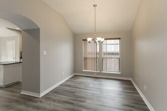 9221 Barbara Dr in Fort Worth, TX - Foto de edificio - Building Photo