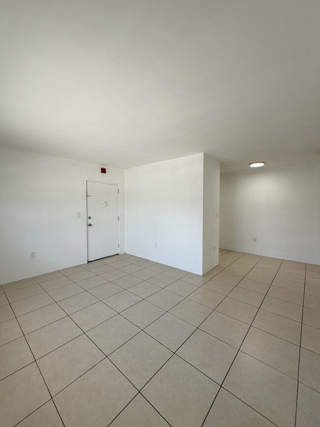 5165 W Flagler St in Coral Gables, FL - Foto de edificio - Building Photo