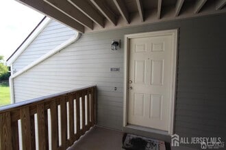 208 Ravens Crest Dr in Plainsboro, NJ - Foto de edificio - Building Photo