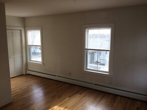 97 Mawney St, Unit 2 in East Greenwich, RI - Foto de edificio - Building Photo