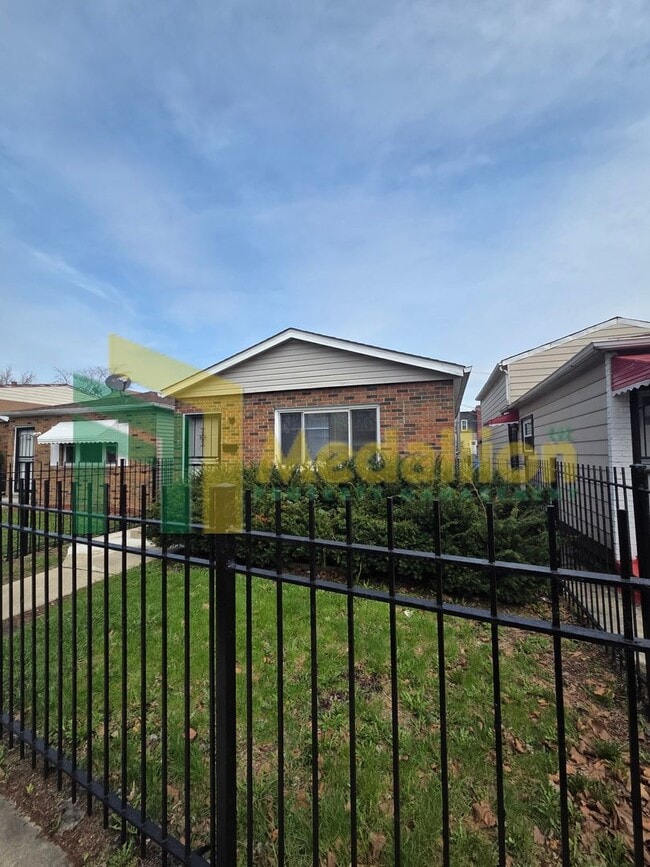 10637 S Cottage Grove Ave in Chicago, IL - Building Photo - Building Photo