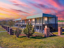 English Village North Apartments in Oklahoma City, OK - Building Photo