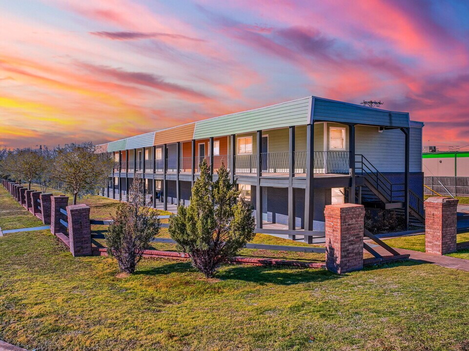 English Village North Apartments in Oklahoma City, OK - Building Photo