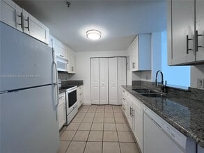 1250 S Miami Ave, Unit 2104 in Miami, FL - Building Photo - Building Photo